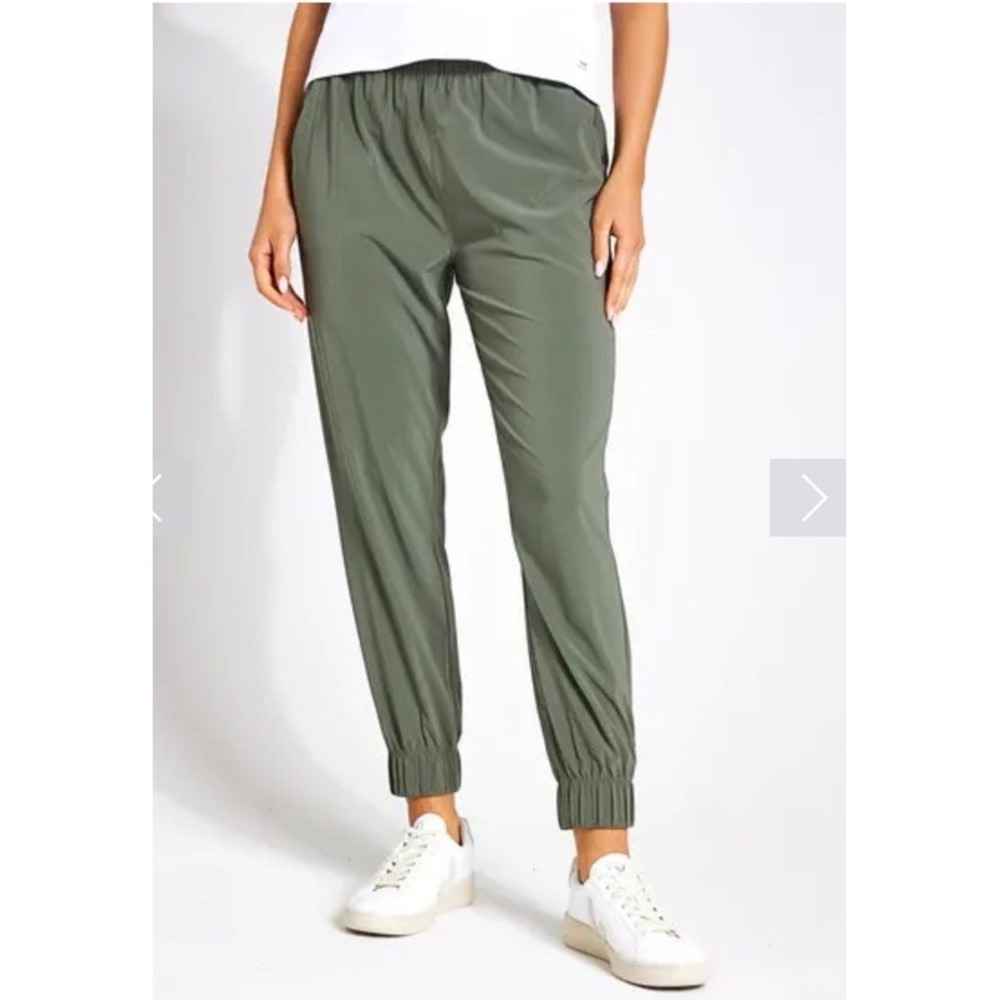 Vuori Women Small  Villa Jogger Pants Army Green  Stretch Sporty Silky Soft